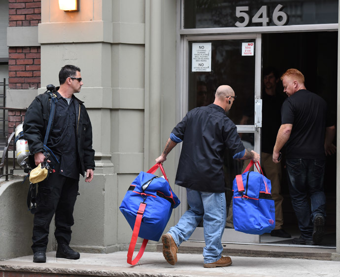 Hazmat crews arrive outside the apartment building of Dr. Craig Spencer, a member of Doctors Without Borders, October 24, 2014 in New York. (AFP Photo / Don Emmert)
