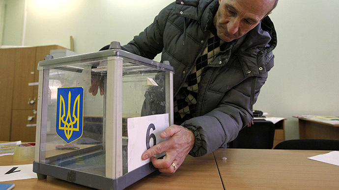 An election commission worker adjusts a number on a ballot box at a polling station in Kiev, October 25, 2014. (Reuters/Valentyn Ogirenko)