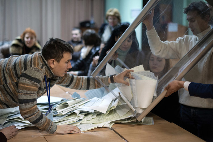 Counting the votes in the elections to the Verkhovna Rada parliament of Ukraine. (RIA Novosti / Ramil Sitdikov) 