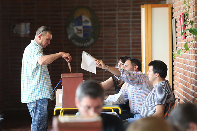 A man votes during the Uruguayan general elections in Colorado, Canelones, Uruguay on October 26, 2014. (AFP Photo/Pablo Bielli)