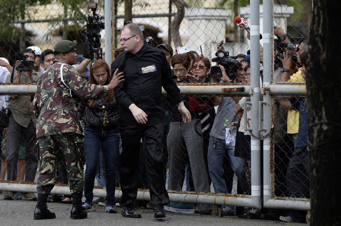 German Marc Susselbeck (3rd L), boyfriend of murdered Filipino transgender woman Jennifer Laude, also known as "Jeffrey," and Jennifer's sister Marilou (2nd L) climb over the gate of the facility where Private First Class Joseph Scott Pemberton is detained at the Armed Forces of the Philippines (AFP) headquarters in Manila on October 22, 2014. (AFP Photo / Noel Celis)