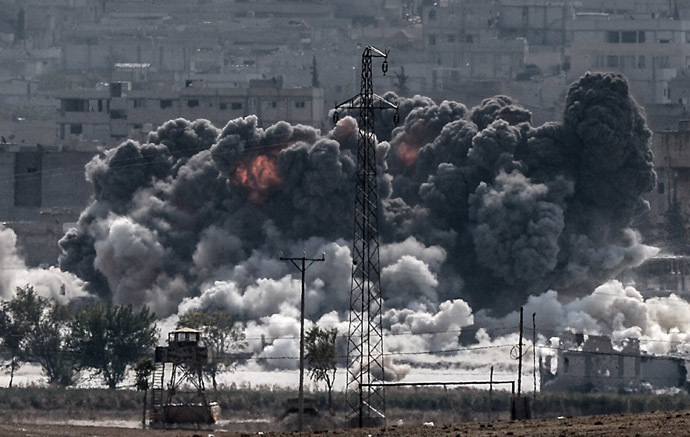 A picture taken from the Turkish border near the southeastern village of Mursitpinar, in the provience of Sanliurfa shows smoke billowing after a jet fighter hit Kobani, also known as Ain al-Arab, on October 28, 2014. (AFP Photo)