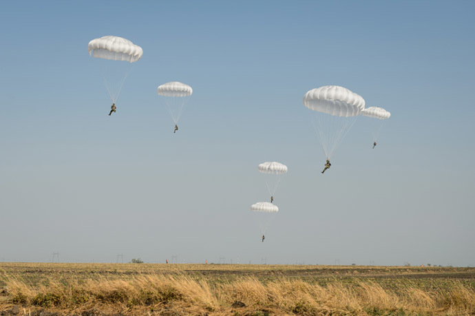 Paratroopers land during a joint Russian-Belarusian tactical exercise in the Krasnodar Territory. (RIA Novosti/Mihail Mokrushin)