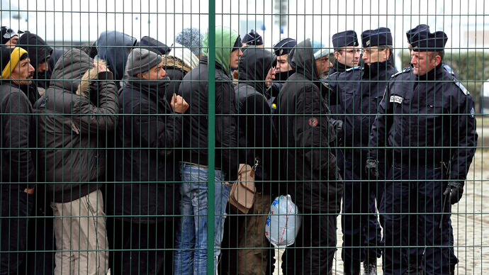 ​Govt immigration policy slammed by MPs, thousands of migrants camp at French border