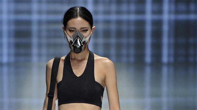 Smog couture: Facemasks on catwalk at China's fashion week — RT