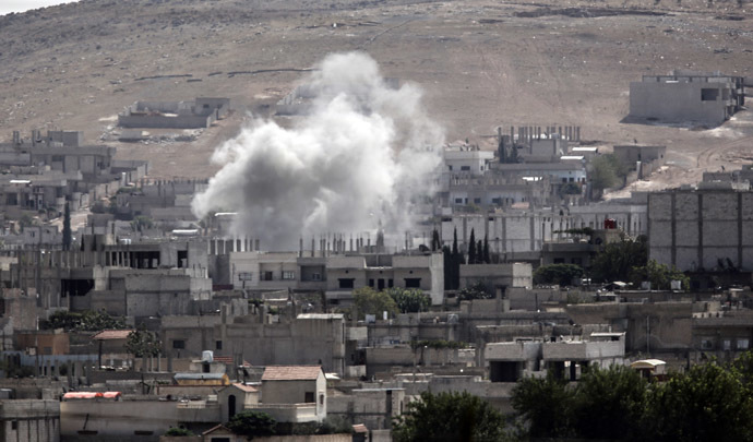 Smoke rises from the Syrian town of Kobane, seen from near the Mursitpinar border crossing on the Turkish-Syrian border in the southeastern town of Suruc, Sanliurfa province, on October 3, 2014. (AFP Photo)