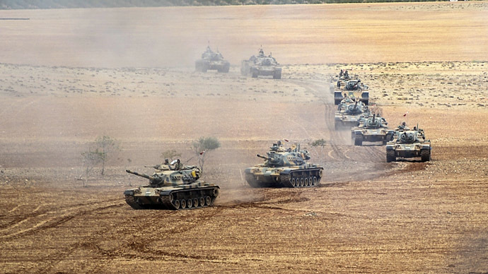 Turkish Army tanks take position as they turn towards the Syrian city of Kobani on September 29, 2014 in Suruc after three mortars hit the Turkish side. (AFP Photo)