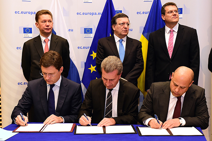 Energy ministers Alexander Novak (Russia), Gunther Oettinger (EU), and Yuri Prodan (Ukraine) sign the gas agreement in Brussels on October 30, 2014. Gazprom CEO Aleksey Miller looks on with EU Commission head Jose Manuel Barroso and Vice President Miros Sefkovic. (AFP Photo / Emmanuel Dunand)