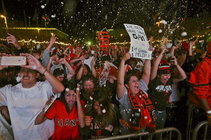 Fans celebrate after the San Francisco Giants defeated the Kansas City Royals to win the World Series (Reuters/Robert Galbraith)