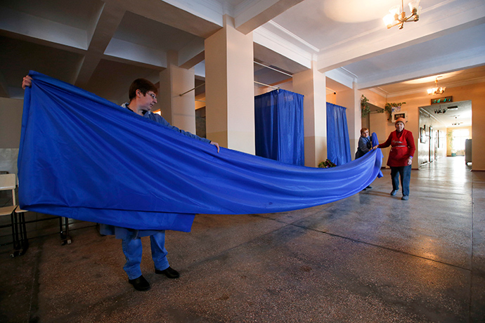 Members of a local electoral commission prepare voting booths at a polling station in Yasynuvata (Yasinovataya) in Donetsk region, eastern Ukraine, October 30, 2014 (Reuters / Maxim Zmeyev)