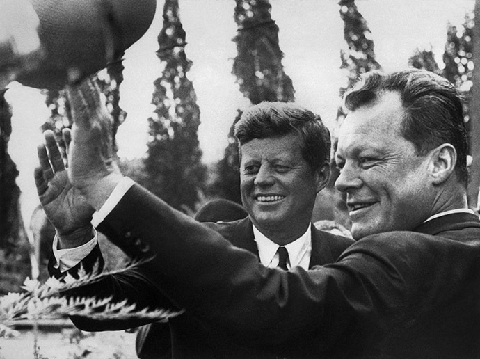 US President John F. Kennedy (left) and Mayor of West Berlin Willy Brandt wave to the crowd during the president's visit, on June 26, 1963. (AFP Photo)
