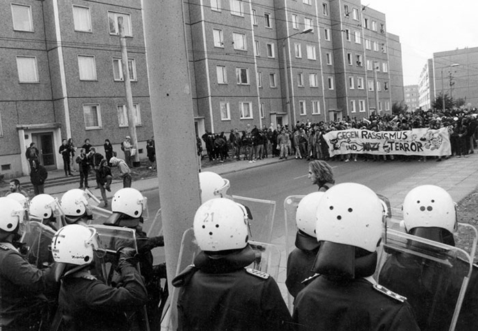 Race riots in Hoyerwerde, former East Germany, in 1991 (Foto: corto/Umbruch Bildarchiv)