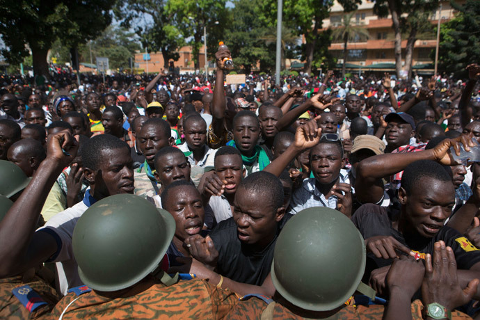 Anti-government protesters chant slogans in front of army headquarters in Ouagadougou, capital of Burkina Faso, October 31, 2014. (Reuters / Joe Penney)