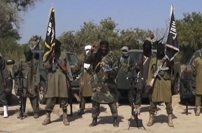 An image grab made on October 31, 2014 from a video obtained by AFP shows the leader of the Islamist extremist group Boko Haram Abubakar Shekau (C) delivering a speech. (AFP Photo / Boko Haram)