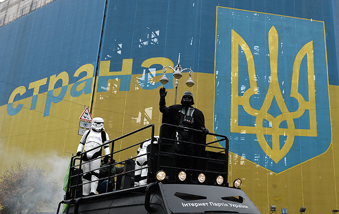 Darth Vader (center), leader of the Ukrainian Internet Party, campaigns for the extraordinary parliamentary election set for October 26, 2014 (Reuters / Maksim Blinov)