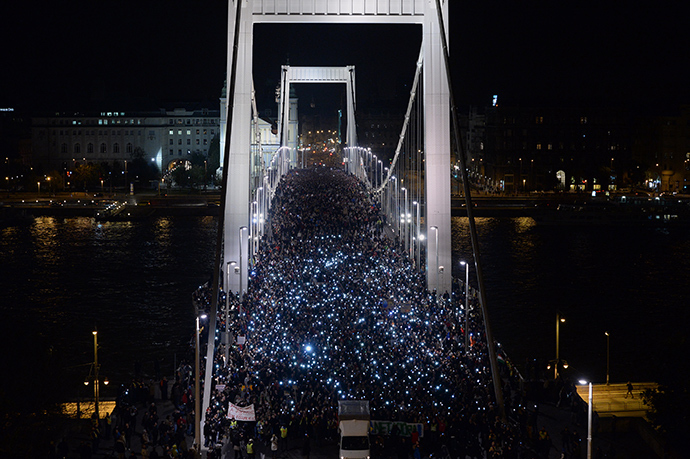 Ten-thousand participants march accross the Elisabeth bridge during an anti-government rally against the goverment's new tax plan for the introduction of the internet tax next year in Budapest on October 28, 2014 (Reuters / Attila Kisbenedek)