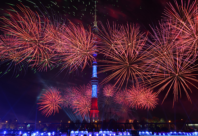 Fireworks by the Ostankino pond during the Circle of Light international festival (RIA Novosti / Vladimir Astapkovich)