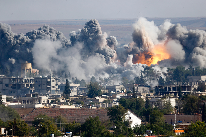 Smoke rises over Syrian town of Kobani after an airstrike, as seen from the Mursitpinar border crossing on the Turkish-Syrian border in the southeastern town of Suruc in Sanliurfa province, October 18, 2014 (Reuters / Kai Pfaffenbach)