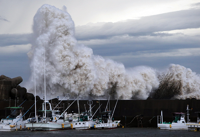 High waves batter a breakwater at a port at Kihou town in Mie prefecture, central Japan on October 6, 2014 (AFP Photo / Jiji Press)