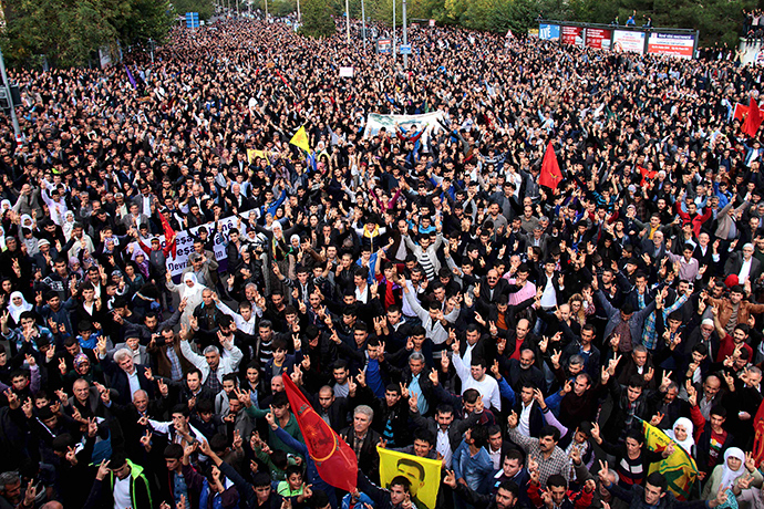 Demonstrators gesture as they gather to protest against Islamic State during a rally in solidarity with the people of the Syrian Kurdish town of Kobani, in Diyarbakir, in the Kurdish dominated southeastern Turkey November 1, 2014 (Reuters / Sertac Kayar)