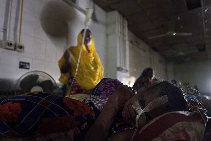 A Bangladesh patient lies on her bed during a power blackout at a hospital in Dhaka on November 1, 2014 (AFP Photo)