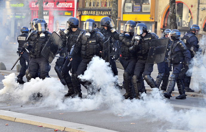 Police clash with protesters on November 1, 2014 in Nantes, western France (AFP Photo / Georges Gobet)