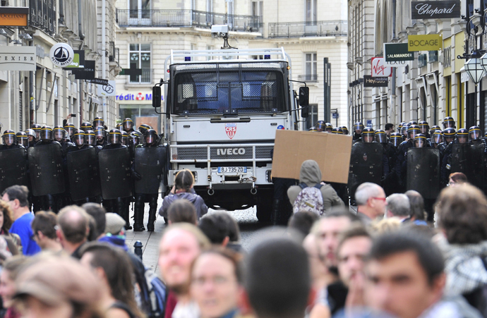 Police officers face protesters on November 1, 2014 in Nantes, western France (AFP Photo / Georges Gobet)