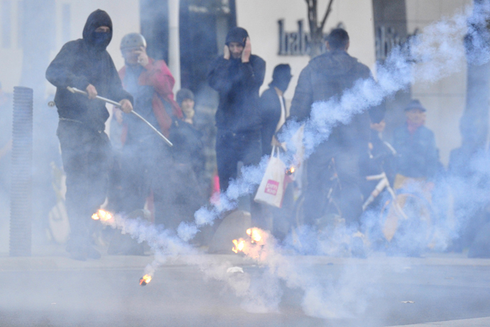 Protesters stand as flaming objects hit the ground during clashes with police on November 1, 2014 in Nantes, western France (AFP Photo / Georges Gobet)