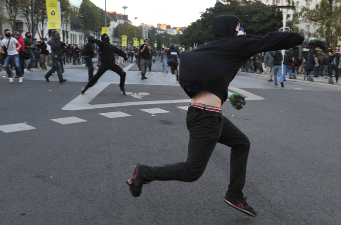 Protesters throw stones on November 1, 2014 in Nantes, western France (AFP Photo / Georges Gobet)