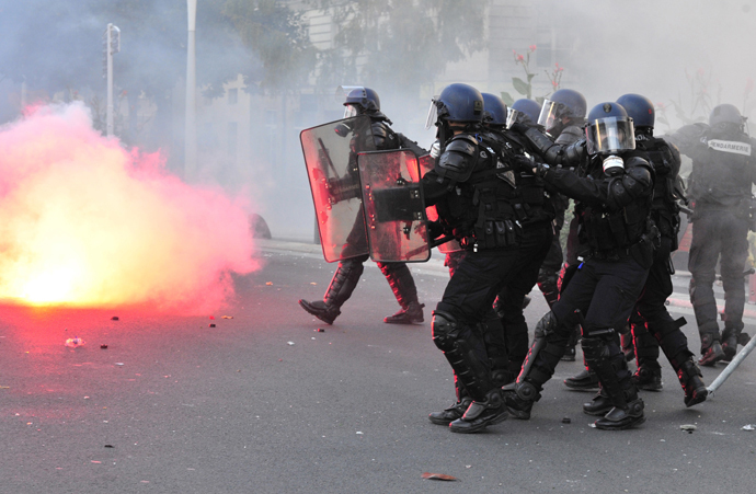 Police officers and gendarmes walks with their shields on November 1, 2014 in Nantes, western France (AFP Photo / Georges Gobet)