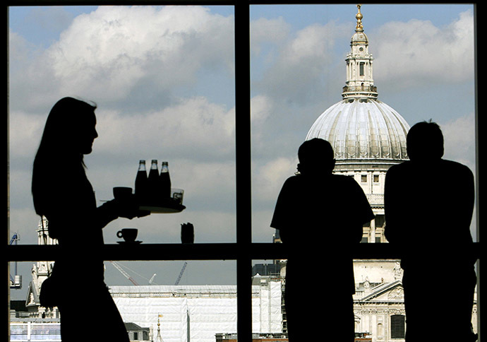 Waitress serves customers, central London. (Reuters/Alessia Pierdomenico)