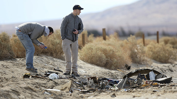 Investigators from the National Transportation Safety Board (NTSB) inspect wreckage at one of the debris fields of the crash of Virgin Galactic's SpaceShipTwo near Cantil, California November 1, 2014. (Reuters/David McNew)