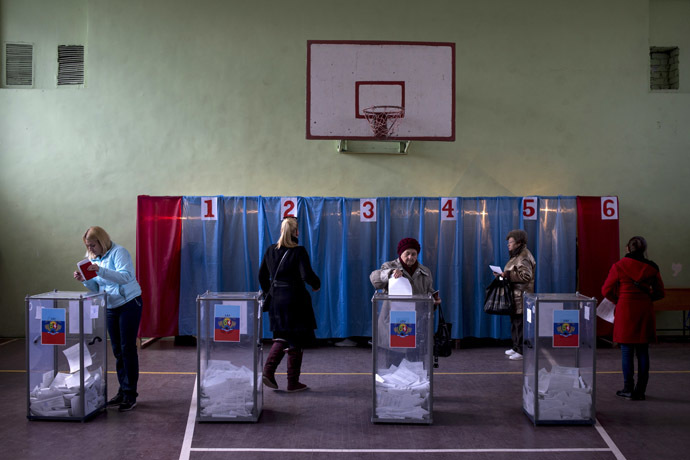 Luhansk residets vote during the elections for the head of the Luhansk People's Republic and MPs of Luhansk People's Republic's People's Council. (RIA Novosti/Valeriy Melnikov)