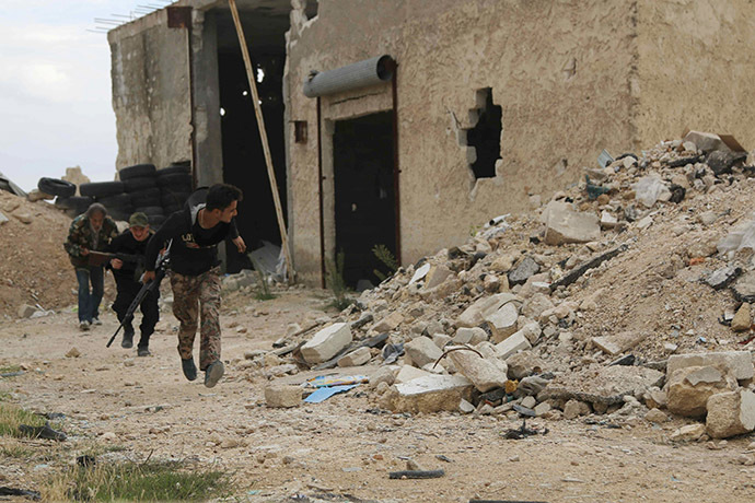 Free Syrian Army fighters run with their weapons during clashes with forces loyal to Syria's President Bashar al-Assad at the Karam Barre frontline beside Al-Maysar neighbourhood of Aleppo. (Reuters/Hosam Katan)