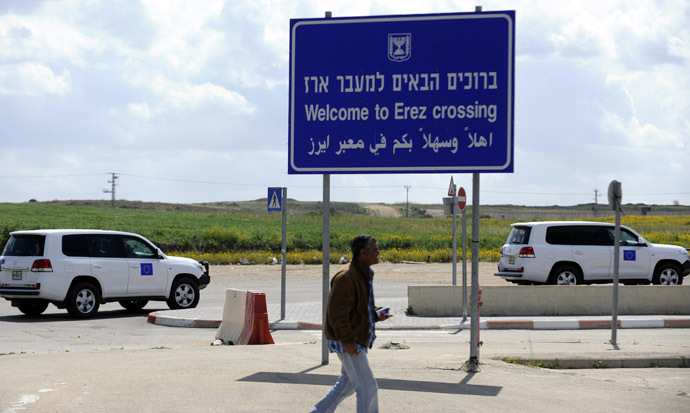 The motorcade of European Union's foreign policy chief Catherine Ashton arrives at the Erez border crossing to cross into the Gaza Strip March 18, 2010. (Reuters/Amir Cohen)