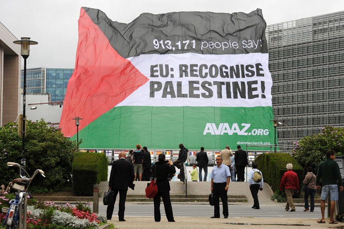 A Palestinian flag, bearing the slogan: "EU recognize Palestine" sponsored by the non-governmental US organization Avaaz.org, flies on Septembre 12, 2011 in front of European Union headquarters during an EU General Affairs Council meeting in Brussels. (AFP Photo/John Thys)