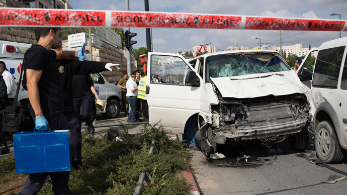 Israeli police and rescue workers inspect on November 5, 2014 the car a Palestinian man used to deliberately rammed it into a crowd of pedestrians in Jerusalem.(AFP Photo / Menahem Kahana)