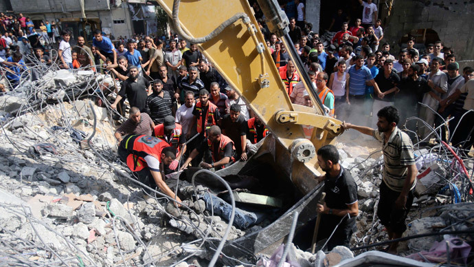 Palestinian rescue workers use an excavator to remove the dead body of a man from under the rubble of a house, which witnesses said was destroyed in an Israeli air strike, in Rafah in the southern Gaza Strip August 21, 2014.(Reuters / Ibraheem Abu Mustafa)