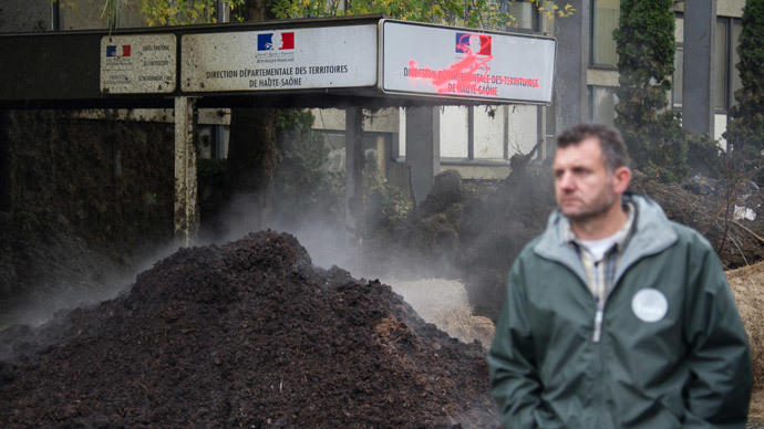 Merde! Protesting French farmers dump tons of manure at govt buildings (VIDEO)