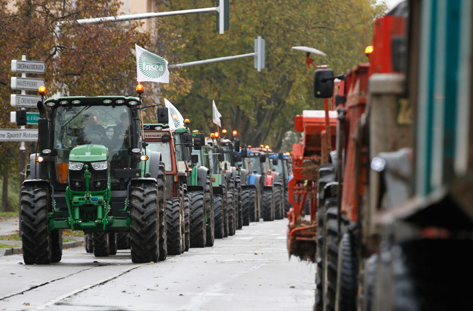 Farmers demonstrate with tractors in Strasbourg, November 5, 2014.(Reuters / Vincent Kessler)