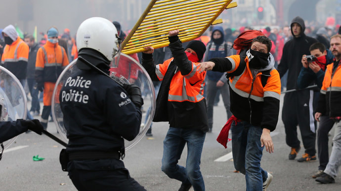 Demonstrators confront riot police during clashes in central Brussels November 6, 2014.(Reuters / Francois Lenoi)