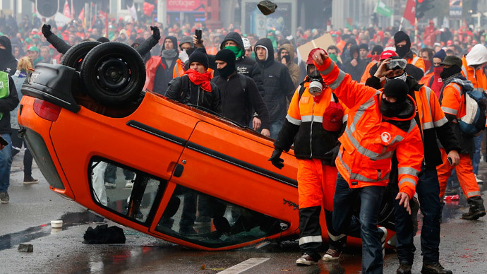 Demonstrators confront riot police in central Brussels November 6, 2014.(Reuters / Yves Herman)