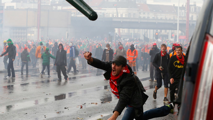 Demonstrators confront riot police in central Brussels November 6, 2014. (Reuters / Yves Herman)