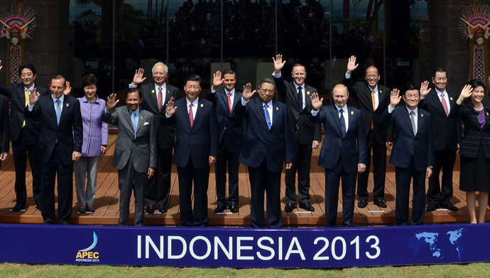 Various leaders wave for the traditional "leaders' family photo" at the Asia-Pacific Economic Cooperation (APEC) Summit in Nusa Dua on the Indonesian resort island of Bali on October 8, 2013.(AFP Photo / Romeo Gacad)