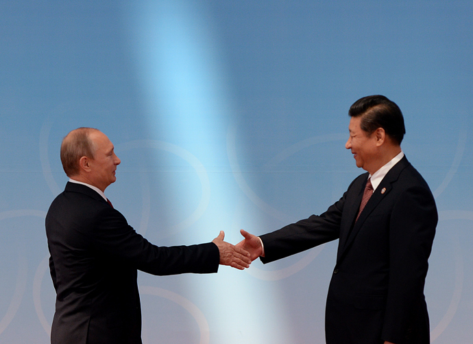 Russian President Vladimir Putin (L) is greeted by Chinese President Xi Jinping (AFP Photo / Pool / Mark Ralston)