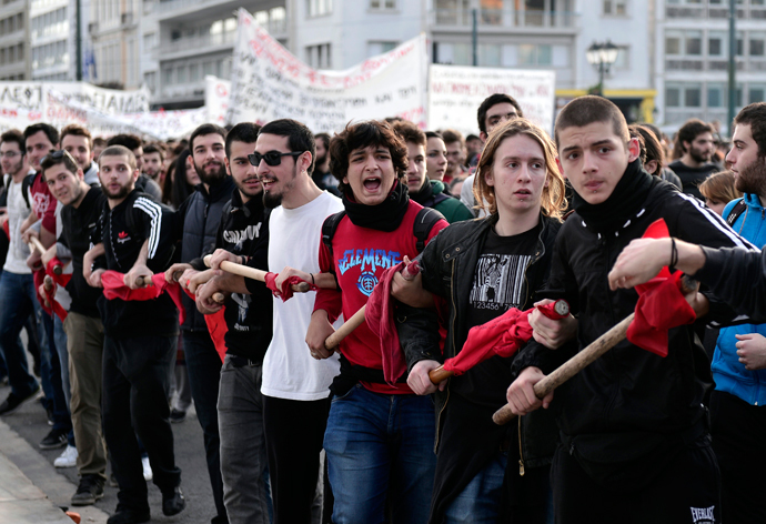 Students form a chain during a march in front of the Greek parliament in central Athens on November 6, 2014 during a students and pupils rally against educational reform, lack of teachers and layoffs of the universities' administrative staff. (AFP Photo / Louisa Gouliamaki)