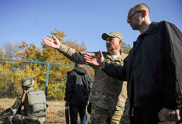 Ukrainian Prime Minister Arseny Yatseniuk (R) listens to explanations as he inspects the "Wall" project, which should reinforce the border with Russia, near Hoptivka border checkpoint in Kharkiv region, October 15, 2014 (Reuters / Andrew Kravchenko)