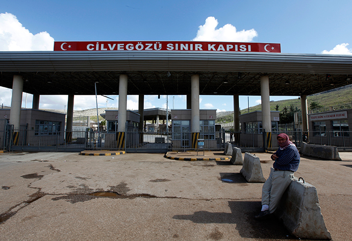 Cilvegozu border gate near the town of Reyhanli on the Turkish-Syrian border in Hatay province (Reuters / Umit Bektas)
