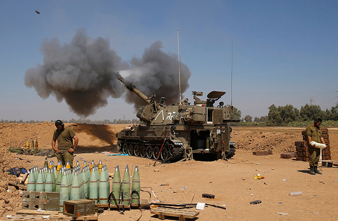 An Israeli mobile artillery unit fires towards the southern Gaza (Reuters / Baz Ratner)