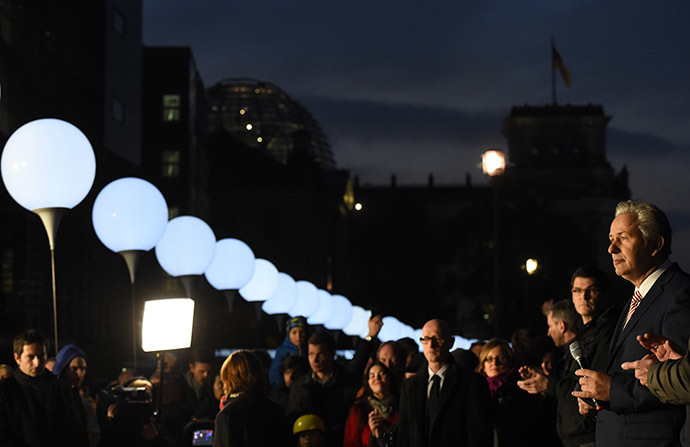 Berlin's Mayor Klaus Wowereit (R) attends the start of the light installation Lichtgrenze (Light border) on the course of the former Berlin wall in Berlin on November 7, 2014. (AFP Photo/Tobias Schwarz)